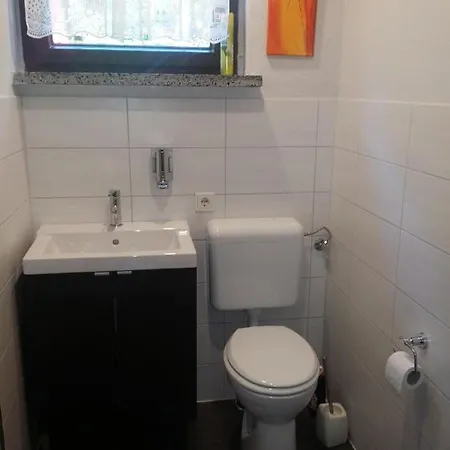 Hébergement de vacances Ruhig Gelegenes Ferienhaus Mit Gemutlicher Terrasse Und Grillmoglichkeit *